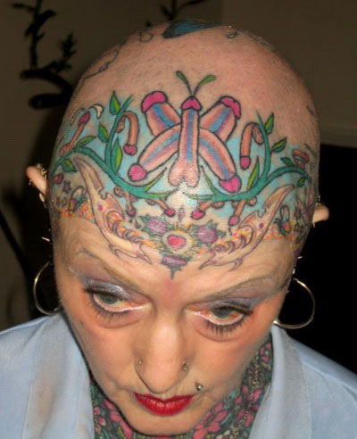 O femeie cu un penis tatuat pe cap