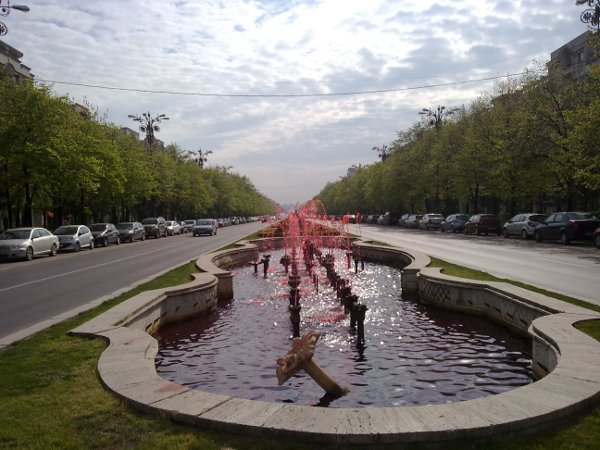 Fantanile arteziene de pe Bulevardul Unirii cu apa rosie