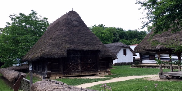 casa acoperita cu paie